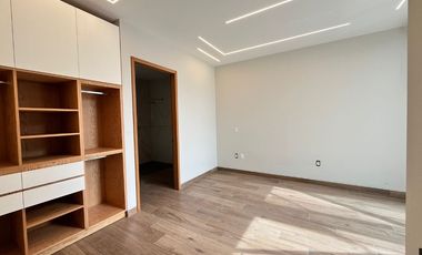 A media cuadra de Rio Mayo zona de agencias