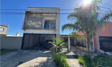 Venta casa San benito dos dormitorios cochera doble y pileta.