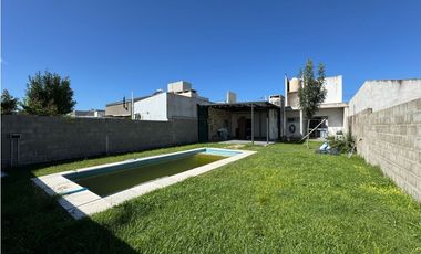 Venta casa San benito dos dormitorios cochera doble y pileta.