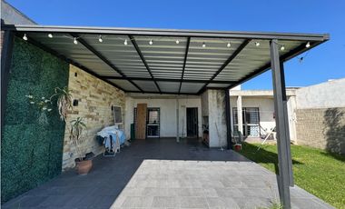 Venta casa San benito dos dormitorios cochera doble y pileta.