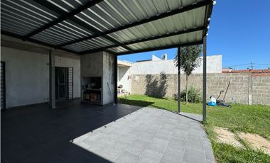 Venta casa San benito dos dormitorios cochera doble y pileta.