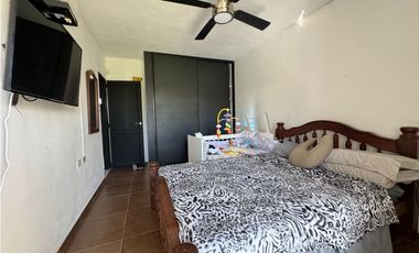 Venta casa San benito dos dormitorios cochera doble y pileta.