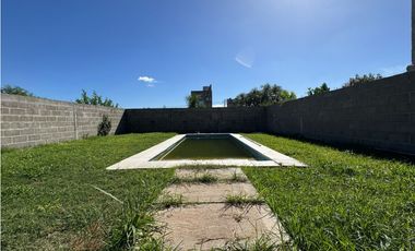 Venta casa San benito dos dormitorios cochera doble y pileta.