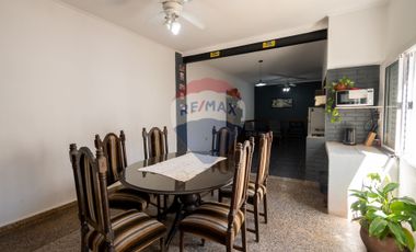 Casa en venta de 3 dormitorios y patio en zona sur