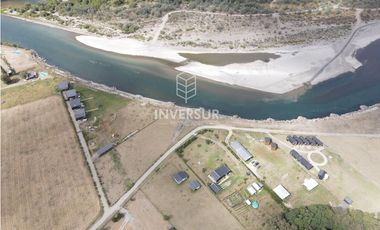 HERMOSA PARCELA CON ORILLA DE RIO Y 2 CASAS A 30 MIN DE VALDIVIA
