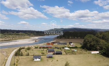 HERMOSA PARCELA CON ORILLA DE RIO Y 2 CASAS A 30 MIN DE VALDIVIA