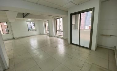 Oficina luminosa y funcional en Santiago Centro