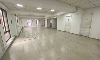 Oficina luminosa y funcional en Santiago Centro