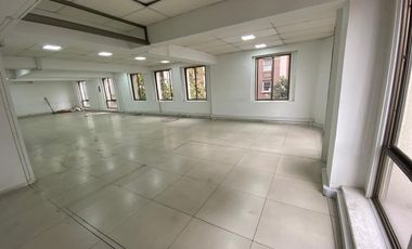 Oficina luminosa y funcional en Santiago Centro