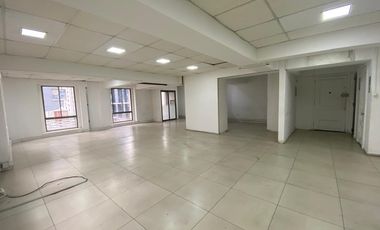 Oficina luminosa y funcional en Santiago Centro