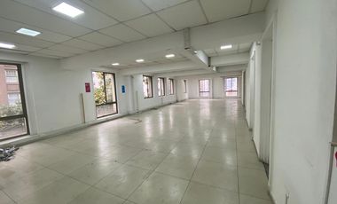 Oficina luminosa y funcional en Santiago Centro