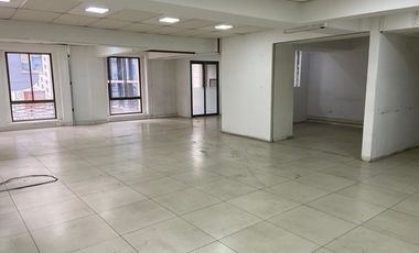 Oficina luminosa y funcional en Santiago Centro