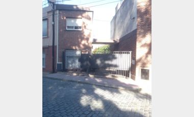 Casa  en Venta Villa Sarmiento / Moron (A120 3654)