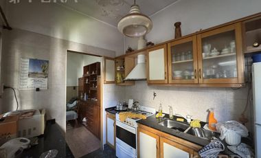 Venta de casa para dos familias con patio en Wilde