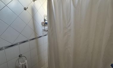 Venta de casa para dos familias con patio en Wilde