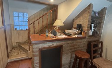 Venta de casa para dos familias con patio en Wilde