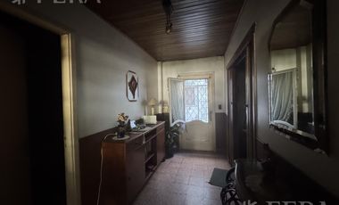 Venta de casa para dos familias con patio en Wilde