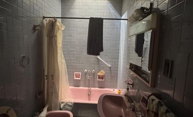 Venta de casa para dos familias con patio en Wilde
