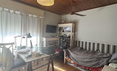 Venta de casa para dos familias con patio en Wilde