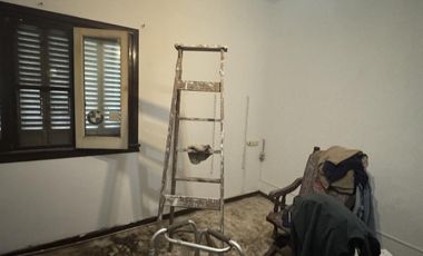 Venta de casa para dos familias con patio en Wilde