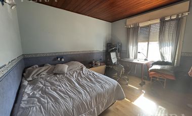 Venta de casa para dos familias con patio en Wilde