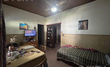 Venta de casa para dos familias con patio en Wilde
