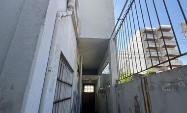 Venta de casa para dos familias con patio en Wilde