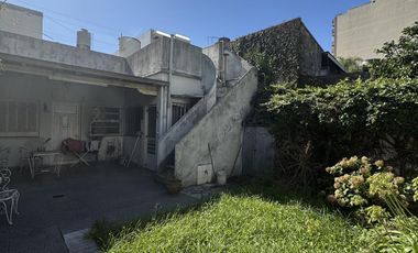 Venta de casa para dos familias con patio en Wilde