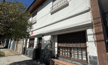 Venta de casa para dos familias con patio en Wilde