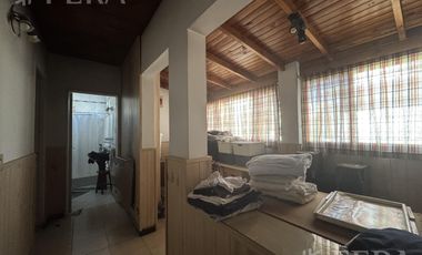 Venta de casa para dos familias con patio en Wilde