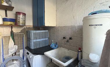 Venta de casa para dos familias con patio en Wilde
