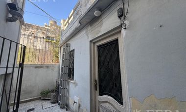 Venta de casa para dos familias con patio en Wilde
