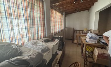 Venta de casa para dos familias con patio en Wilde