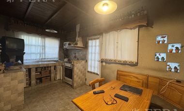 Venta de casa para dos familias con patio en Wilde