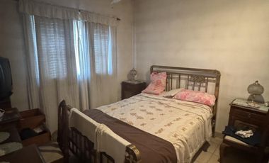 Venta de casa para dos familias con patio en Wilde