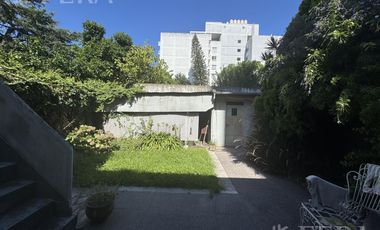 Venta de casa para dos familias con patio en Wilde