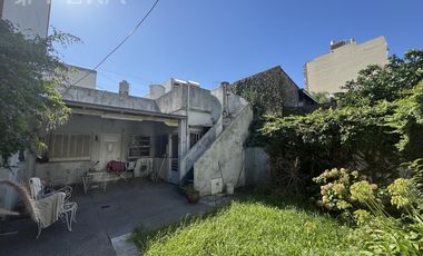 Venta de casa para dos familias con patio en Wilde