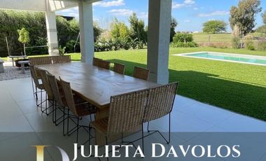 Casa en  Venta el cantón barrio golf increible vista al golf