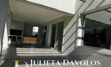 Casa en  Venta el cantón barrio golf increible vista al golf