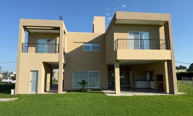 Casa en alquiler a estrenar de 4 dormitorios con pileta