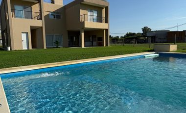 Casa en alquiler a estrenar de 4 dormitorios con pileta