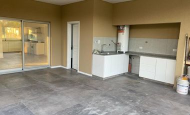 Casa en alquiler a estrenar de 4 dormitorios con pileta