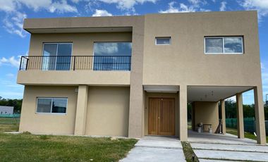 Casa en alquiler a estrenar de 4 dormitorios con pileta