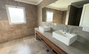 Casa en alquiler a estrenar de 4 dormitorios con pileta