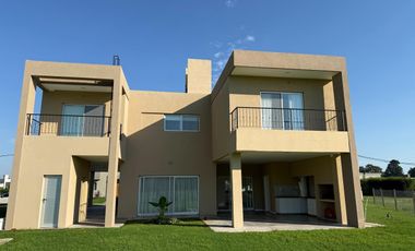 Casa en alquiler a estrenar de 4 dormitorios con pileta