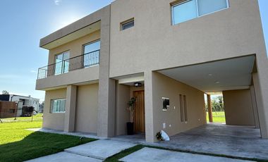 Casa en alquiler a estrenar de 4 dormitorios con pileta