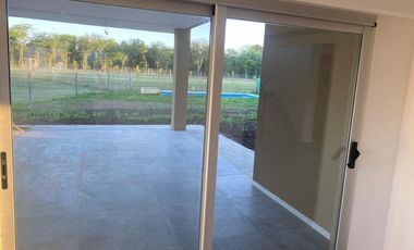 Casa en alquiler a estrenar de 4 dormitorios con pileta