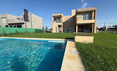 Casa en alquiler a estrenar de 4 dormitorios con pileta