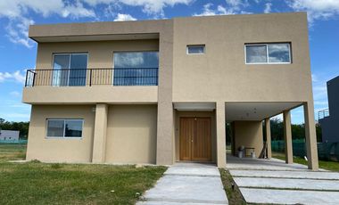 Casa en alquiler a estrenar de 4 dormitorios con pileta