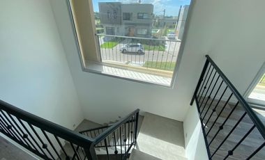 Casa en alquiler a estrenar de 4 dormitorios con pileta